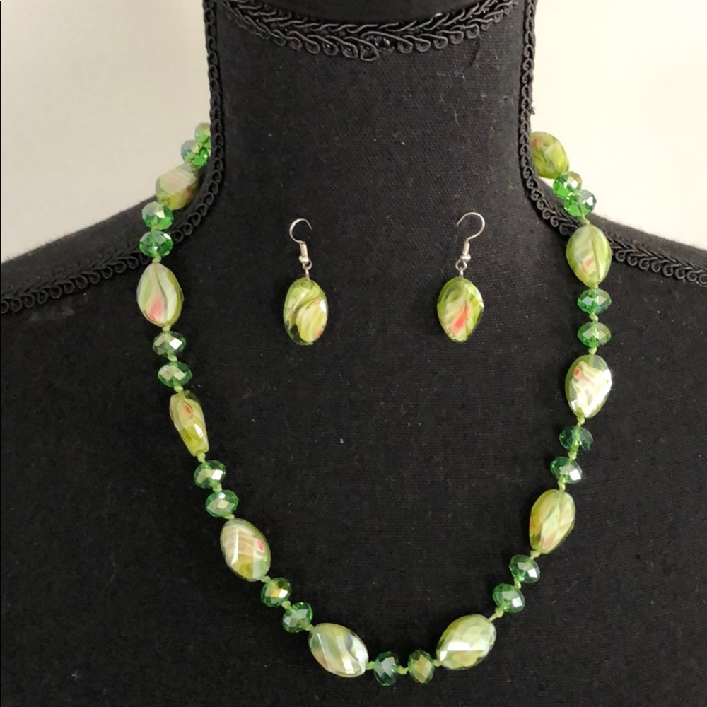 Green stone beaded necklace w/matching earrings